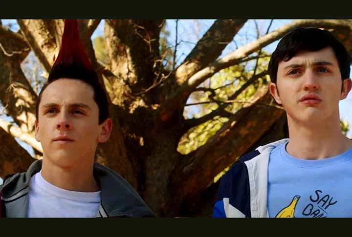 Ou seja, é possível afirmar que trata-se de uma série teen, apesar de também atingir o coração dos fãs antigos da trilogia Karatê Kid, visto que muitos personagens dos filmes aparecem como convidados ou até mesmo centrais. 