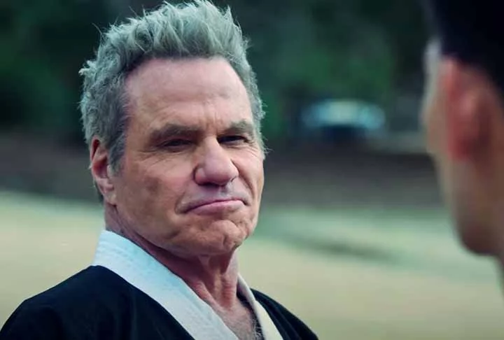 John Kreese (Martin Kove) - antagonista no filme, antagonista na série. John Kreese é o malvado sensei de Johnny Lawrence no filme original. Ele volta com a série em andamento e ela aborda os motivos do personagem ser tão agressivo e não misericordioso. Com flashbacks que remetem à época em que Kreese foi à guerra do Vietnã, os fãs passam a entender melhor seu comportamento. Ah, o Karatê? Apesar da idade, está em dia, obrigado!