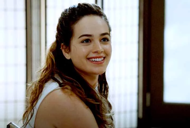 Samantha LaRusso (Mary Mouser) - a filha de Daniel LaRusso se mostra tão prodígio quanto foi o pai no karatê. De coração bom, mas sempre firme em seus posicionamentos, Sam faz de tudo para ajudar seus amigos e, claro, sua família. Sua proximidade com Miguel, Robby e, consequentemente, Lawrence, faz com que ela entre em embates com seu pai sobre seu estilo de lutar e, também, de vida.