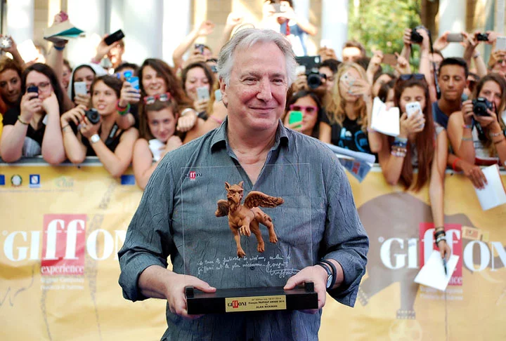 Premiado com o Emmy e o Globo de Ouro pelo papel título em Rasputin (1996), Rickman  se destacou em Duro de Matar (1988) e Robin Hood - O Príncipe dos Ladrões, em 1991. Morreu de câncer em 2016, aos 69 anos. 
