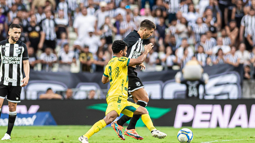 Lucas Mugni, meia do Cear&aacute;, disputado bola com jogador do Mirassol, durante confronto v&aacute;lido pela S&eacute;rie B em 2024. 