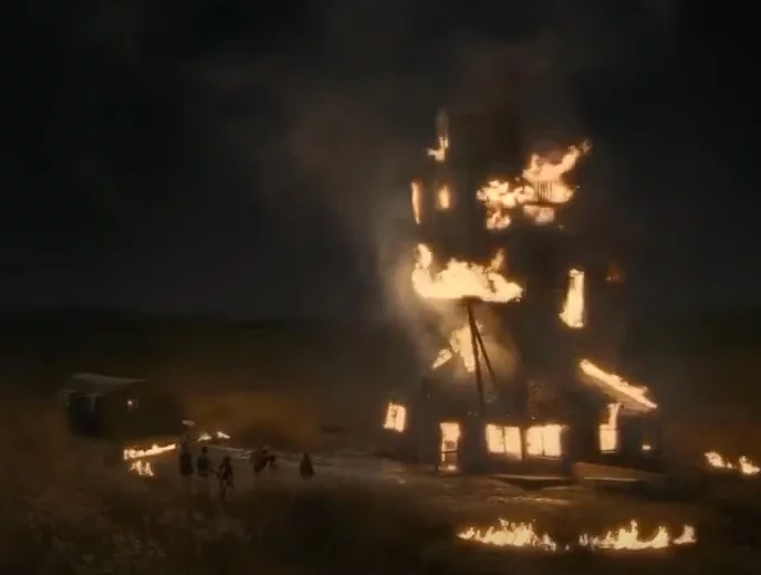 Cena memorável: Casa dos Weasley pegando fogo - A família Weasley sempre foi pobre e sofrida. Por isso, ver o desespero deles ao ver a  casa deles pegando fogo e se desmoronando causou comoção a boa parte do público que assistiu a essa cena. 