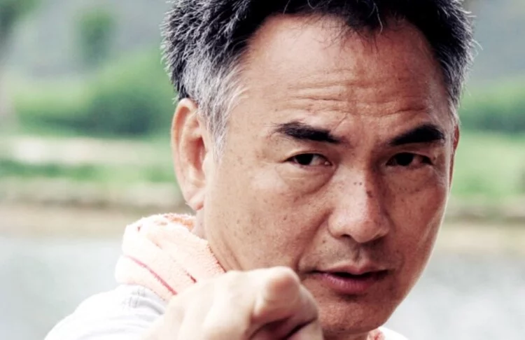 Ele é amplamente reconhecido por seu trabalho em filmes como Matrix e O Corvo, onde trouxe uma combinação única de fluidez e precisão às cenas de combate. Seu estilo inovador influenciou muitos filmes de ação, estabelecendo novos padrões para a coreografia de lutas e sendo uma inspiração para futuros coreógrafos e diretores. Conheça, então, outros grandes artistas das artes marciais.