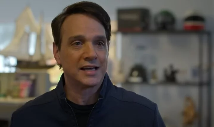 Daniel LaRusso (Ralph Macchio) - o personagem principal do filme e, claro, da série. Em Cobra Kai, porém, ele divide as atenções com outros personagens. LaRusso começa a série com sua vida perfeita, com a família dos sonhos e uma concessionária de automóveis de sucesso. Ele abre o Miyagi-do, um dojô, para ensinar karatê à sua filha Sam LaRusso e Robbie Keene, filho de Johnny Lawrence, rival de Daniel. Com seu bom coração, mas algumas atitudes egoístas, a trama transita bem na adaptação da pers