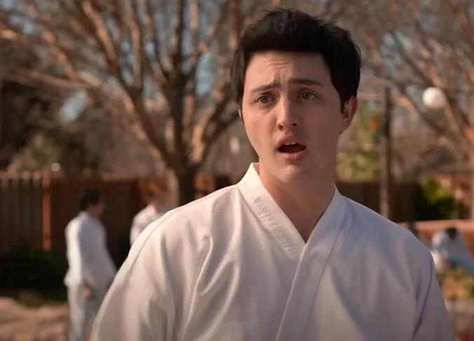 Demetri Alexopoulos (Gianni Decenzo) - melhor amigo de Eli, é conhecido por ser nerd e não gostar de lutar com medo de se machucar. Depois, com as constantes lutas dentro e fora do colégio pelos algozes da modalidade, é convencido a entrar em um dojô para aprender a se defender. Tem um grande coração e também faz de tudo pelos amigos.