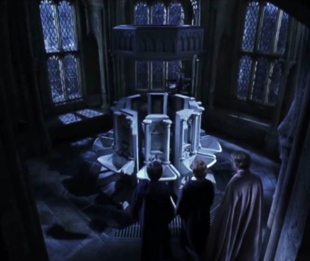 Cena memorável: Harry encontra a Câmara Secreta - Desde o começo do segundo filme a expectativa do público era saber o mistério que perturbava Hogwarts e onde estava o mal, no caso, o Basilisco. A descoberta da Câmara trouxe alívio. Porém, apenas momentâneo, pois ainda havia a tensão para a solução da ameaça. 