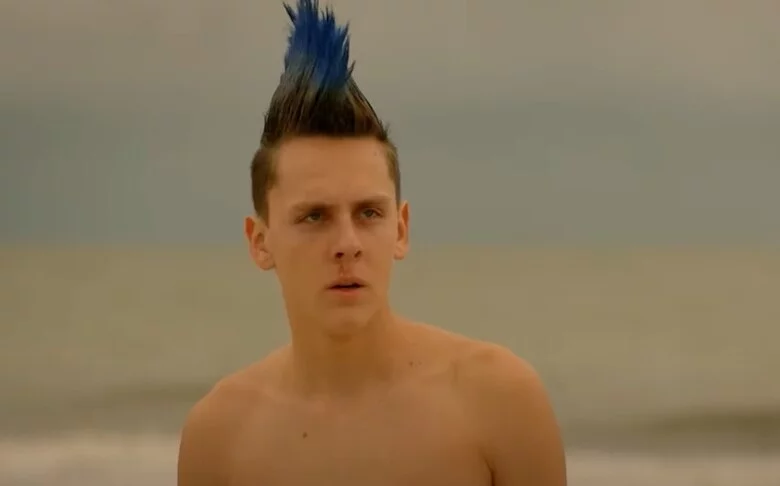 Eli 'Hawk' Moskowitz (Jacob Bertrand) - Eli começa como um menino doce, mas totalmente tímido por conta de um problema de nascença no lábio, que o faz ter uma aparência diferente. Ao conhecer o Cobra Kai e Johnny Lawrence, muda completamente de comportamento, passando a ser chamado de Hawk (gavião, em inglês) e tornando-se dos mais ferozes lutadores da série.