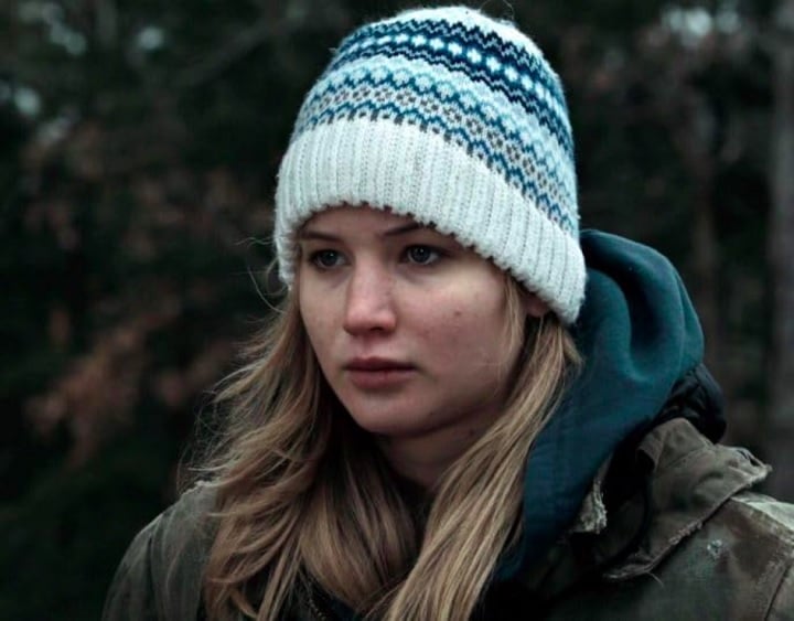 Nascida em Indian Hills, Kentucky, em 1990, Lawrence decolou com papéis em filmes independentes como Inverno da Alma (2010), pelo qual recebeu uma indicação ao Oscar de Melhor Atriz.