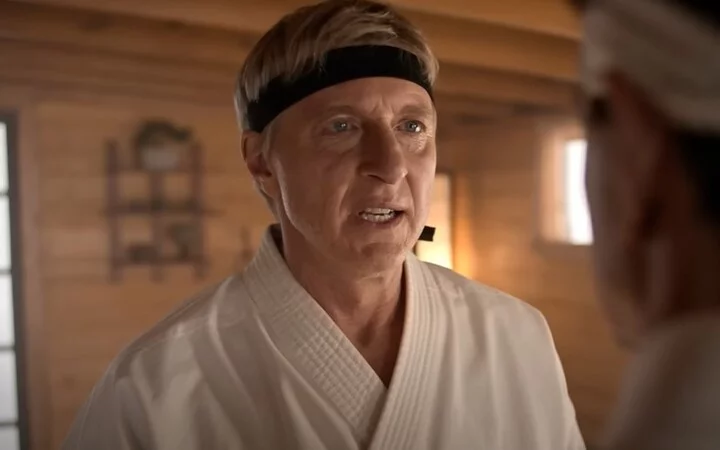 Johnny Lawrence (William Zabka) - o oposto de Daniel, Johnny Lawrence viu sua vida desmoronar após ser vice-campeão do Regional para LaRusso. Vivendo em um apartamento humilde e com comportamentos imaturos, encontra no jovem vizinho Miguel Diaz (Xolo Madridueña) um bom companheiro para recolocar sua vida de volta nos eixos. Ele, então, revive o Cobra Kai, dojô de seu antigo sensei, John Kreese. Das partes mais divertidas da série são seus encontros com LaRusso, com quem tenta conviver por cont