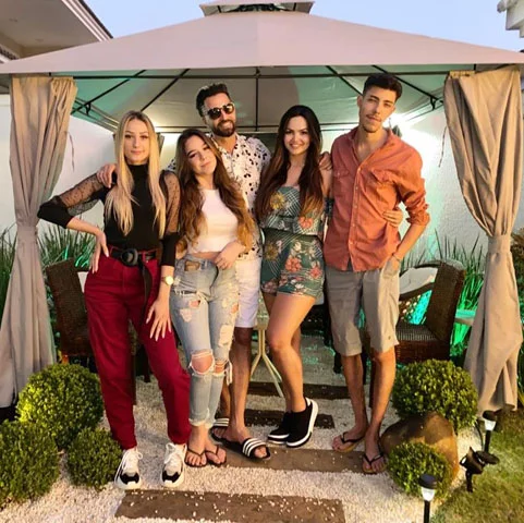 Latino - O cantor carioca tem 10 filhos. Detalhe: cada um é de uma mulher diferente! Um deles só foi assumido após exame de DNA. Um outro é de mãe desconhecida. Uma das filhas, Susana, foi fruto de uma relação com a cantora Kelly Key.