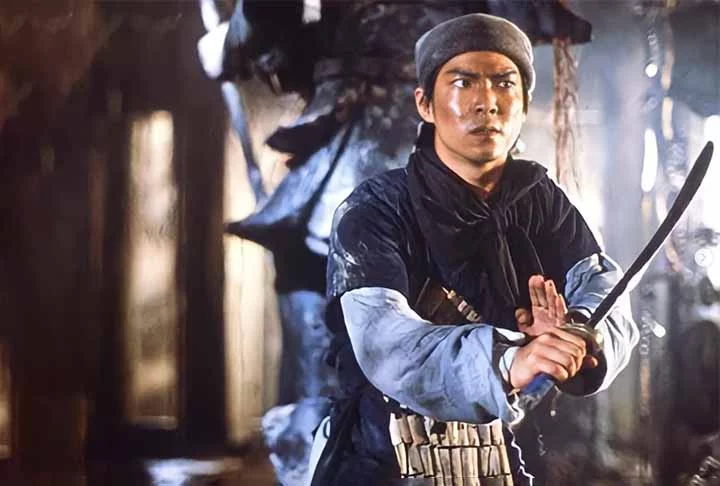 Yuen Biao, um dos “Três Irmãos” do cinema de artes marciais, ganhou fama ao lado de Jackie Chan durante a era de ouro do Kung Fu e também em filmes marcantes da era pós-Shaw Bros. Com um atletismo impressionante e posturas firmes, Yuen Biao se destacou nos anos 80, provando que os protagonistas nem sempre são os melhores lutadores. Filmes como O Filho Pródigo, Detonando em Barcelona e Dreadnought evidenciam seu talento e contribuição para o gênero de Kung Fu Clássico.