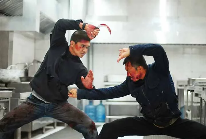 O indonésio Iko Uwais começou sua carreira no cinema de artes marciais em seu país natal, rapidamente se destacando por suas habilidades excepcionais e atuação de qualidade. Seu papel em Operação Invasão foi um marco, revolucionando o subgênero dos filmes de artes marciais na última década. Desde então, Iko tem se destacado em filmes que misturam artes marciais, drama policial e violência extrema, consolidando-se como uma das principais estrelas atuais do gênero.