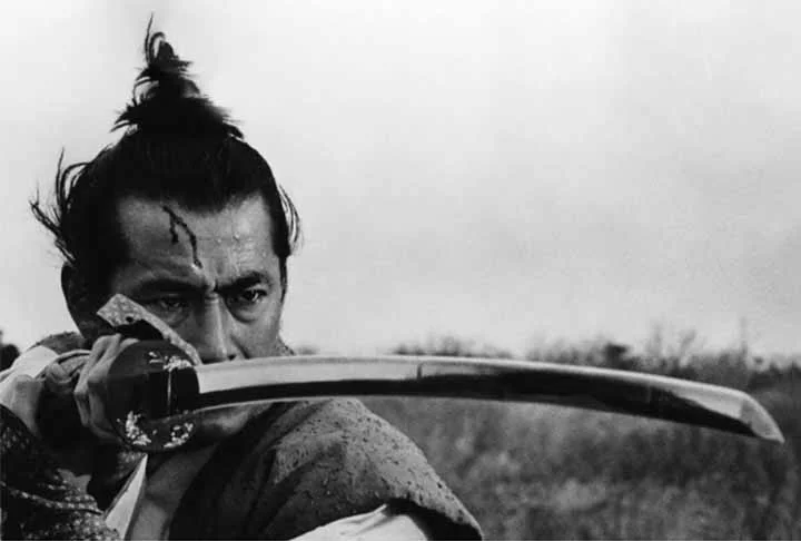 Se Akira Kurosawa é o grande diretor dos filmes de samurai, o ator Toshiro Mifune é seu equivalente no século 20. Mifune se tornou sinônimo da imagem cinematográfica do samurai, destacando-se tanto na ação quanto no drama. Com uma habilidade notável no manejo da espada, o ator se tornou um mestre do Chambara (o gênero de filmes de samurai no Japão) e conquistou plateias ao redor do mundo com suas atuações intensas. Ele é, sem dúvida, o samurai primordial do cinema.