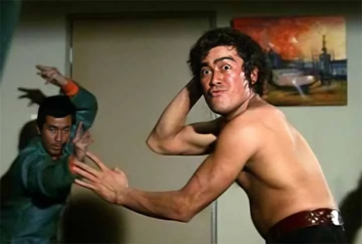Sonny Chiba é um dos maiores atores do Japão e desempenhou um papel crucial no sucesso dos filmes de artes marciais asiáticos no Ocidente, assim como o estúdio Shaw Bros em Hong Kong. Mestre em várias artes marciais, Chiba atuou em mais de 200 produções e redefiniu o status das artes marciais na TV e no cinema japonês. Ele fundou o JAC (Japanese Action Club), que revelou grandes talentos como Hiroyuki Sanada e Kenji Oba. Sua influência na cultura pop perdura, com diretores como Quentin Tarantino