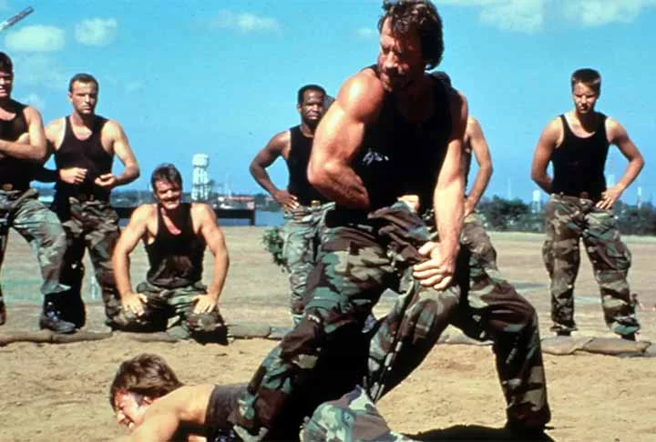 Chuck Norris, o indestrutível, é faixa preta em Tang Soo Do, Judô e Jiu-Jitsu Brasileiro. Iniciou sua trajetória marcial enquanto servia na Força Aérea dos EUA durante a Guerra da Coreia. Após retornar, tornou-se campeão de Karatê, ajudando a distinguir os diferentes estilos de combate para os americanos. Em 1969, conquistou a Coroa Tripla de Karatê por vencer o maior número de torneios. A revista Black Belt lhe concedeu prêmios como ‘Lutador do Ano’ (1968) e ‘Instrutor do Ano’ (1975). Chuck t