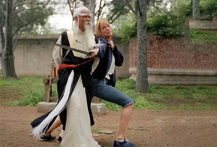 Se Lau Kar-Leung era o mestre por trás das câmeras nos filmes da Shaw Bros nos anos 70 e 80, Gordon Liu era o ator que personificava os protagonistas. Excelente artista marcial, Liu transformou o estilo de atuação, afastando-se das interpretações carrancudas e caricatas para algo mais natural e humano. Sua habilidade no Hung Gar e sua criatividade na coreografia, em colaboração com Lau Kar-Leung, ajudaram a moldar sua imagem como ícone da cultura pop asiática e americana na segunda metade dos an