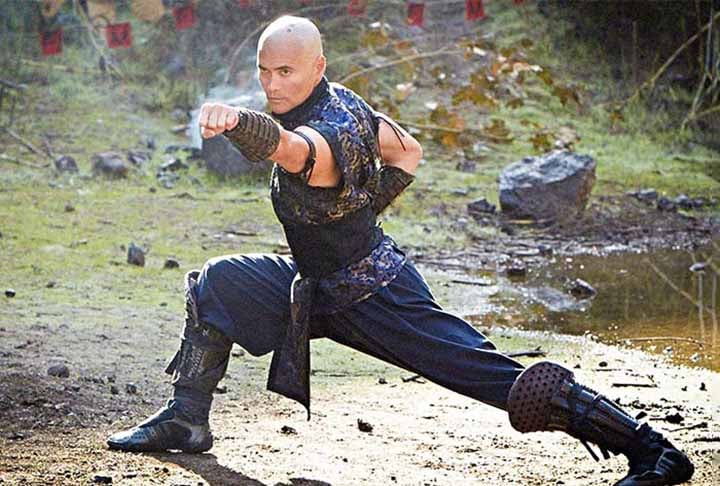 Mark Dacascos é talvez o lutador mais versátil da lista, destacando-se tanto na atuação quanto no conhecimento de artes marciais. Inicialmente, ele teve papéis secundários ou como vilão em produções menores. No entanto, sua descoberta trouxe um novo fôlego à Era-Kickboxer (1988-1996), elevando o padrão das coreografias que estavam se tornando obsoletas e frequentemente lembrando os filmes de ação de Hong Kong dos anos 80. Com um vasto conhecimento em artes marciais e uma habilidade dramática not