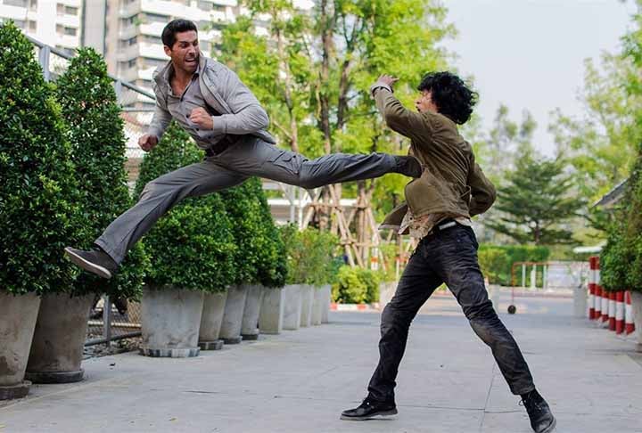 Scott Adkins é o melhor ator de artes marciais da atualidade. Desde 2001, ele tem se destacado no gênero, colaborando com grandes nomes como Jackie Chan, Jet Li e Jean-Claude Van Damme, além de diretores renomados como Corey Yuen e Yuen Woo-Ping. Seu trabalho em O Lutador/Imbatível 3: Redenção como Yuri Boyka e em Ninja e Ninja 2: A Vingança revitalizou o subgênero de artes marciais no cinema. Adkins se tornou uma figura central no cinema de ação, comparável a Jean-Claude Van Damme em seu 