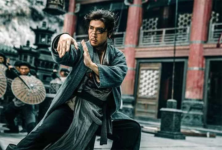 Donnie Yen é um gigante das artes marciais que ainda não recebeu o reconhecimento merecido pela cultura pop. Com mais de quarenta anos de experiência, Yen se destacou não apenas no cinema, mas também como artista marcial. Ele ganhou notoriedade no Ocidente mais tarde do que deveria, mas seu impacto é inegável. Yen foi pioneiro ao integrar o MMA com outras modalidades em filmes de Hong Kong. Após Flash Point, ele revitalizou as produções de Hong Kong, trazendo um frescor que lembrava o estilo d