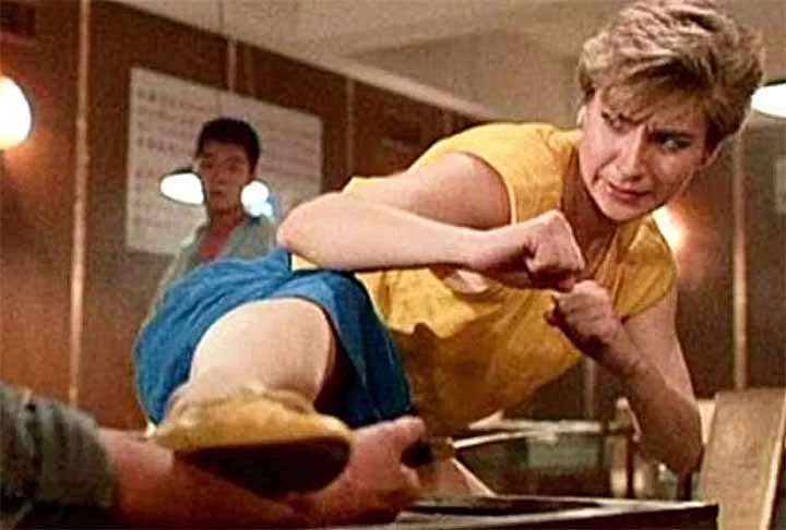 Cynthia Rothrock é a atriz de artes marciais mais famosa de todos os tempos, conhecida como “Lady Dragon”. Americana de destaque no cinema de artes marciais, Rothrock dividiu o protagonismo em Justiça em Dose Dupla com Michelle Yeoh, marcando o início do subgênero Girls With Guns. Antes de ganhar reconhecimento no Ocidente, ela estrelou diversos filmes de sucesso em Hong Kong. Atualmente, Cynthia se dedica ao ensino de artes marciais e realiza workshops regularmente. Para detalhes adicionais