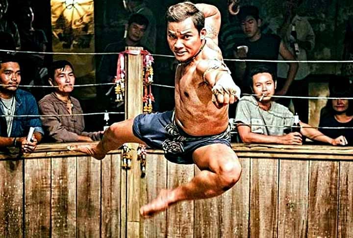 Tony Jaa ocupa um lugar de destaque nesta lista por um motivo sólido. Após a Era Kickboxer, o cinema de artes marciais estava em declínio, com produções de baixo orçamento e qualidade duvidosa. Até mesmo filmes de estrelas como Jackie Chan e Jet Li não conseguiam sustentar o sucesso, com o Ocidente ainda relutante em aceitar o cinema asiático. A chegada de Ong Bak: Guerreiro Sagrado em 2003 revitalizou o gênero, trazendo uma nova perspectiva ao cinema de artes marciais. Tony Jaa, assim como se