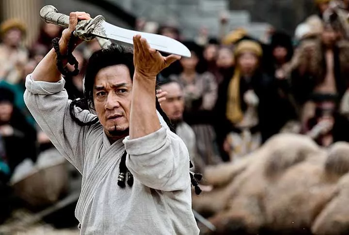 Jackie Chan é um ícone indiscutível das artes marciais e do cinema de ação. Como o irmão do meio dos Três Irmãos, ele revolucionou o gênero ao mostrar que cenas de luta podem ser acompanhadas de humor, criando um estilo único. Chan é conhecido por realizar suas próprias acrobacias e coreografias arriscadas, usando o ambiente ao redor para inovar em suas cenas. Seus filmes nos anos 80 no sudeste asiático são lendários, e com Detonando em Nova York, ele conquistou o Ocidente no final dos anos 