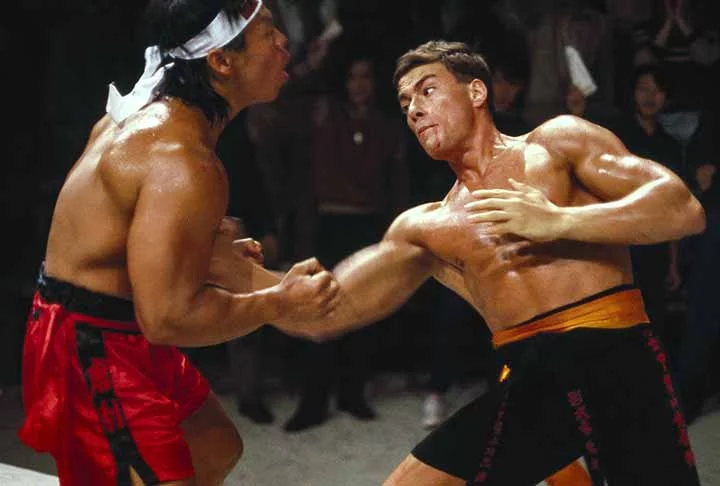 Após o sucesso fenomenal de Bruce Lee, Jean-Claude Van Damme se destacou como o principal astro da Era-Kickboxer. Com O Grande Dragão Branco, ele marcou o início dessa era, tornando-se uma figura central e amplamente reconhecida. Seus filmes eram sucessos constantes, amplamente divulgados e discutidos na mídia. Nos anos 90, Van Damme se tornou o ator mais bem pago de Hollywood, inspirando uma geração com seus golpes impressionantes e físico atlético. Seu impacto era tão grande que sua influênc