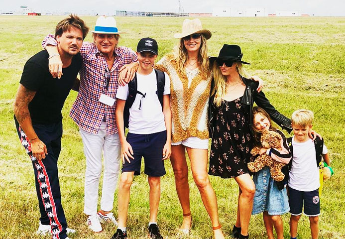 Rod Stewart - O cantor e compositor britânico tem 8 filhos. Ele está no terceiro casamento. Uma filha se dedica à carreira artística: Ruby Stewart, cantora, nascida nos EUA, 34 anos, filha de Rod com Kelly Emberg. 