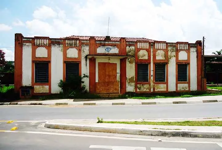 O Prédio da Antiga Estação Ferroviária de Vinhedo é um importante marco histórico da cidade. Construído no início do século XX, o edifício foi um centro vital para o transporte e desenvolvimento local, facilitando a conexão de Vinhedo com outras regiões. Com sua arquitetura clássica, o prédio ainda preserva elementos do passado ferroviário e é um símbolo do crescimento urbano da cidade. Atualmente, a antiga estação serve como um local de interesse histórico e cultural, lembrando a importância do