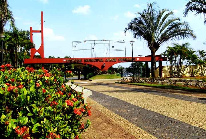 Além disso, possui áreas para esportes e eventos comunitários. A vegetação densa e os lagos artificiais criam um ambiente relaxante e propício para o lazer. O parque também é um local popular para caminhadas matinais e atividades recreativas, promovendo o bem-estar e o contato com a natureza.