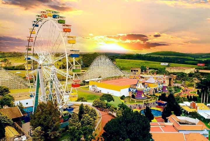 Dividido em áreas temáticas como Wild West e Kaminda Mundi, o Hopi Hari combina entretenimento emocionante com experiências culturais. O parque também realiza eventos especiais e possui diversas opções de alimentação e lojas.