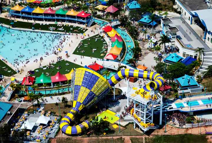 O Wet'n Wild Parque Aquático é um dos maiores parques aquáticos do Brasil, oferecendo diversão e entretenimento para todas as idades. Com uma vasta gama de atrações, como toboáguas radicais, piscinas de ondas e áreas de lazer para crianças, o parque é ideal para quem busca um dia cheio de relaxamento.