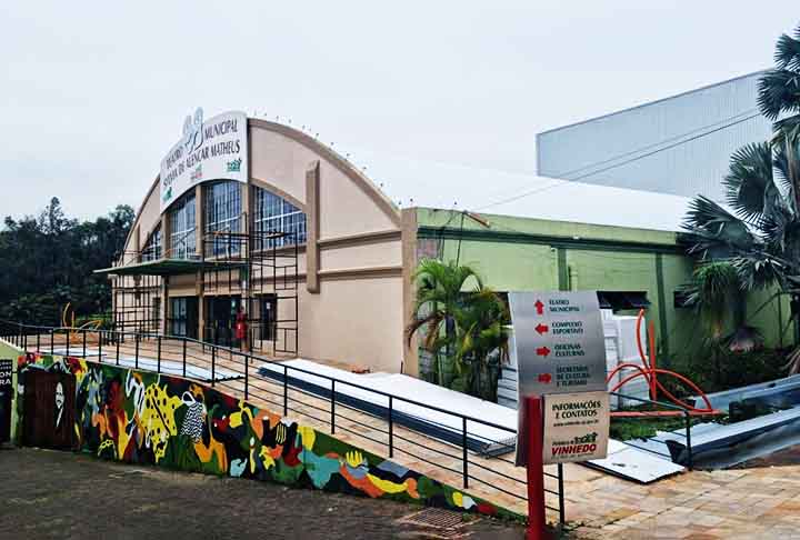 O Teatro Municipal de Vinhedo oferece uma variedade de eventos artísticos e culturais para a comunidade. Com uma estrutura moderna e confortável, o teatro abriga peças teatrais, concertos, apresentações de dança e eventos comunitários. O espaço é projetado para proporcionar uma experiência cultural enriquecedora, com uma acústica de qualidade e uma programação diversificada.