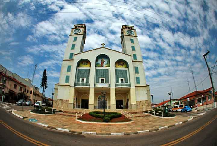 A Igreja Matriz de Sant'Ana é um importante patrimônio histórico e religioso da cidade. Com sua arquitetura imponente e detalhes ornamentais, a igreja é um marco para a comunidade local. Fundada no século XIX, a igreja oferece celebrações litúrgicas regulares e eventos comunitários, além de ser um ponto de referência para a devoção dos fiéis. Seu interior, com altares e vitrais, é um espaço de contemplação e tradição. A Igreja Matriz de Sant'Ana é um símbolo da herança cultural e espiritual de V