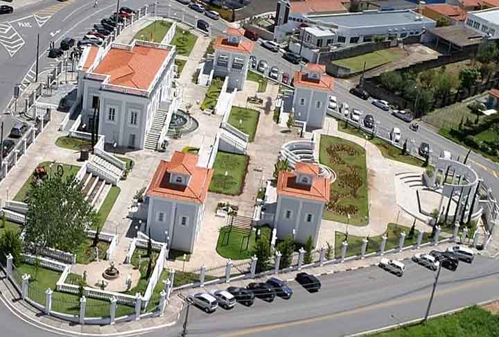 O Memorial do Imigrante em Vinhedo celebra a rica herança cultural dos imigrantes que contribuíram para o desenvolvimento da região. O espaço exibe exposições permanentes e temporárias que destacam a história e as tradições das comunidades imigrantes, com ênfase em suas influências na cultura local. Além de oferecer um acervo histórico, o memorial conta com eventos culturais e educativos, promovendo a preservação da memória e a integração das novas gerações com o passado.