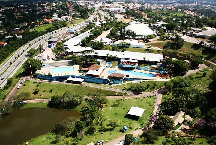 O Parque Municipal Jayme Ferragut é um espaço verde significativo em Vinhedo, oferecendo uma ampla área para atividades ao ar livre. Com trilhas para caminhadas, áreas de piquenique e playgrounds, o parque é ideal para famílias e amantes da natureza. 