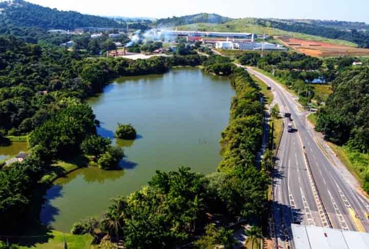 A Represa João Gasparini é um importante ponto de lazer e abastecimento em Vinhedo. Com uma vasta extensão de água cercada por áreas verdes, é ideal para práticas de esportes aquáticos, pesca e passeios de barco. A represa também desempenha um papel crucial na retenção de águas pluviais e no abastecimento de água para a região. A área ao redor é um local popular para caminhadas e piqueniques, oferecendo um ambiente relaxante e natural para visitantes e moradores locais.