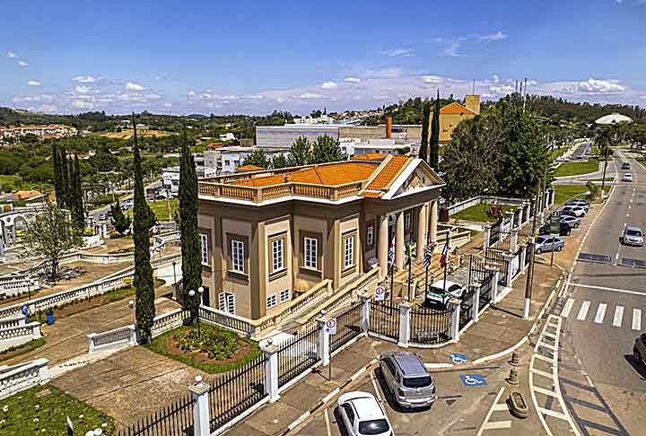 Vinhedo conta com uma infraestrutura bem desenvolvida, incluindo redes de transporte, saúde e segurança. O sistema viário eficiente e a proximidade com grandes centros urbanos facilitam a mobilidade e conectividade, promovendo um ambiente urbano bem estruturado para seus residentes. Há espaço também para diversos pontos turísticos, como os que seguem.