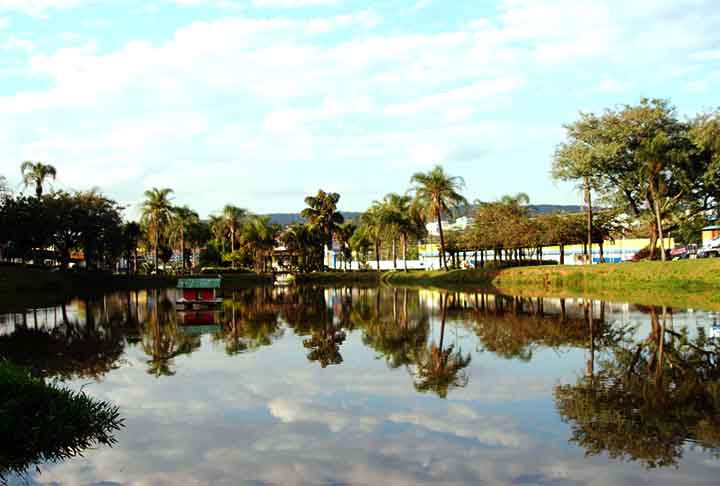 A cidade investe em projetos de sustentabilidade e preservação ambiental. Áreas verdes e iniciativas de conservação são priorizadas, incluindo programas de reciclagem e preservação de recursos naturais, para garantir uma qualidade de vida equilibrada e sustentável para seus habitantes.