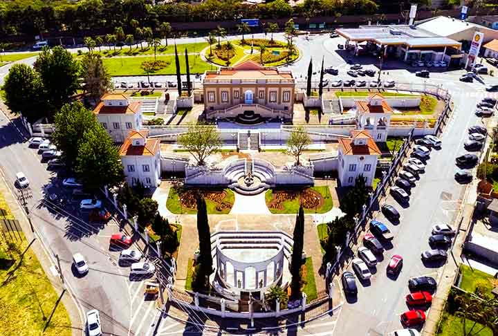 Vinhedo promove uma rica agenda cultural com eventos anuais, como festas tradicionais e festivais que celebram a cultura local. Atividades culturais e artísticas, como exposições e apresentações, são frequentes, fortalecendo a identidade comunitária e a participação cidadã.