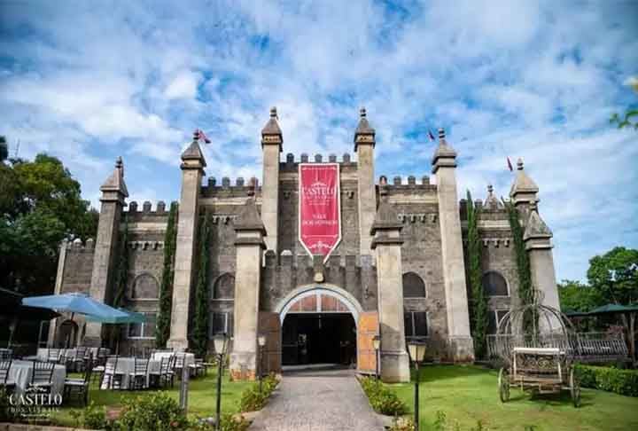 O Castelo dos Vinhais é uma impressionante construção que evoca a arquitetura medieval europeia. Fundado no início dos anos 2000, o castelo destaca-se por seu design majestoso e torres imponentes. É um espaço popular para eventos temáticos, casamentos e festas de aniversário, oferecendo uma experiência única e elegante. Com sua atmosfera encantadora, o castelo proporciona um ambiente de conto de fadas para diversas celebrações e eventos especiais.