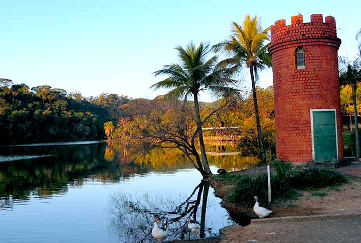 A cidade é conhecida por seu sistema educacional robusto, com diversas instituições de ensino públicas e privadas que oferecem educação básica e superior. Escolas e faculdades em Vinhedo são reconhecidas pela qualidade do ensino, preparando bem os alunos para o mercado de trabalho.