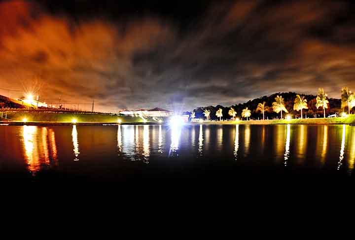A Lagoa Santa Rita é um belo corpo d'água que serve como um espaço de lazer e contemplação para os moradores e visitantes. Cercada por áreas verdes, oferece um ambiente tranquilo para caminhadas e piqueniques. A lagoa é também um local popular para observação de aves e apreciação da natureza. Além disso, é um ponto de encontro comunitário para eventos ao ar livre e atividades recreativas, promovendo o bem-estar e a convivência social.