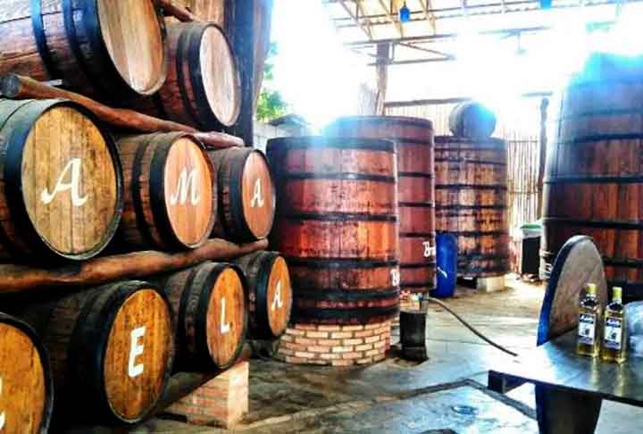 O Alambique Andretta é uma destilaria tradicional conhecida pela produção artesanal de cachaça. Fundado em 2004, o alambique mantém métodos antigos e autênticos de destilação, utilizando equipamentos de cobre e técnicas tradicionais. A cachaça Andretta é reconhecida pela sua qualidade e sabor, sendo apreciada por conhecedores e visitantes. O local oferece visitas guiadas e degustações, proporcionando uma experiência imersiva na produção da bebida.