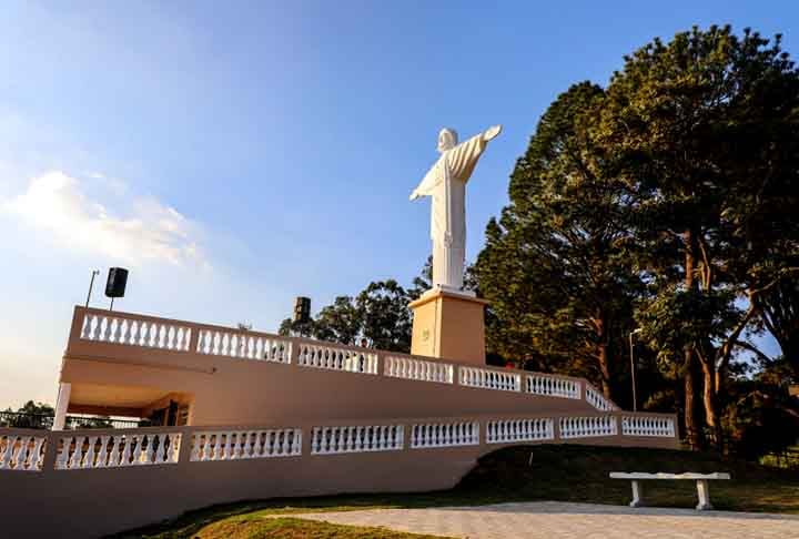 O Portal do Cristo é um monumento imponente e símbolo religioso da cidade. Inaugurado em 1997, apresenta uma estátua de Jesus Cristo com braços abertos, semelhante ao Cristo Redentor no Rio de Janeiro. Situado em um ponto alto, oferece uma vista panorâmica da cidade e é um local popular para turistas e fiéis. O portal é um marco cultural e espiritual para a comunidade local, promovendo eventos religiosos e celebrações durante o ano.