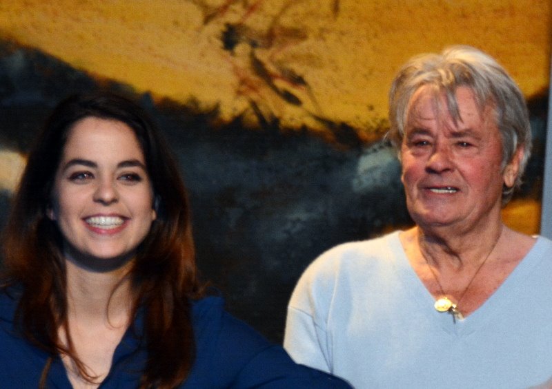 Na entrevista, Anthony disse ter feito um registro policial acusando a irmã Anouchka Delon de negligenciar os cuidados médicos  necessários e não fazer alerta sobre a reprovação do pai em cinco testes cognitivos. 