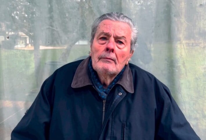 “Alain não suporta a agressividade de seu filho Anthony, que continua dizendo que ele está senil”, disse Ayela. 