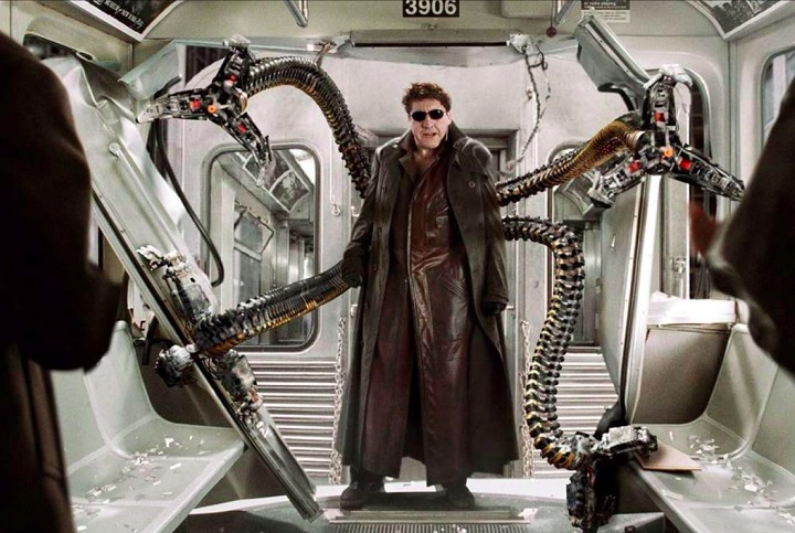 Dr. Octopus: Na mesma medida, o segundo filme do teioso, lançado em 2004, trouxe um Dr. Octopus incrível interpretado por Alfred Molina.