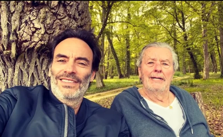 De acordo com o primogênito de Alain Delon, o ator estava muito debilitado e não suportava mais se ver nessa condição”. 