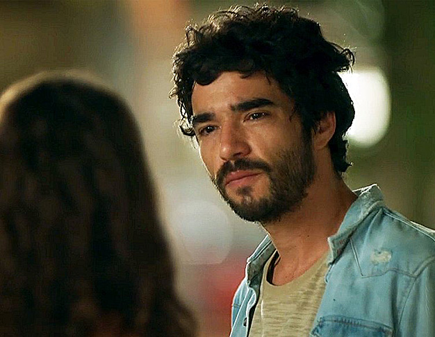 Caio Blat já fez cerca de 40 novelas e séries. Entre elas, O Sétimo Guardião (2018- foto), no papel de Geandro, e Amor e Sorte (2020), interpretando Manoel. 